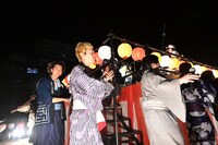 「見取り図盆踊り」の様子。（写真提供：吉本興業）