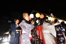 「見取り図盆踊り」の様子。（写真提供：吉本興業）