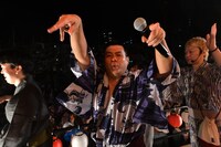 「見取り図盆踊り」の様子。（写真提供：吉本興業）