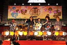 「見取り図盆踊り」の様子。（写真提供：吉本興業）