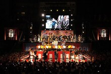 「見取り図盆踊り」の様子。（写真提供：吉本興業）