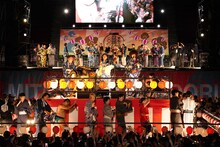 「見取り図盆踊り」の様子。（写真提供：吉本興業）