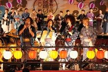 「見取り図盆踊り」の様子。（写真提供：吉本興業）