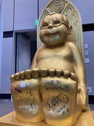 最終回収録後、笑福亭鶴瓶と松嶋尚美がベリケン像の足の裏にメッセージを記入した。