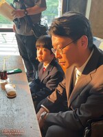 「プロフィール」のメイキング写真。