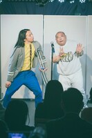 トム・ブラウンのデジタル写真集「笑ってごらん」より、舞台に立つトム・ブラウン。(c)皆藤健治／集英社