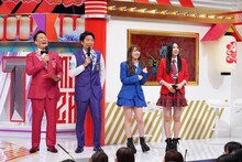 左から藤崎マーケット、野中美希、櫻井梨央。(c)読売テレビ