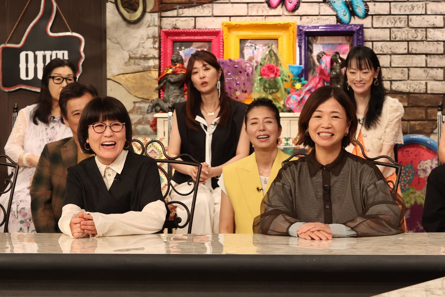 「アウト×デラックス2024 世界中の誰よりアウト集結SP」に出演するオアシズ。(c)フジテレビ