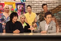 手前左から、古舘佑太郎、古舘伊知郎。(c)フジテレビ
