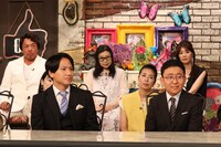手前左から、フジテレビの安宅晃樹アナと上垣皓太朗アナ。(c)フジテレビ