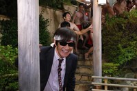 「露天風呂でだるまさんが転んだ！」に臨む内村光良。(c)テレビ朝日