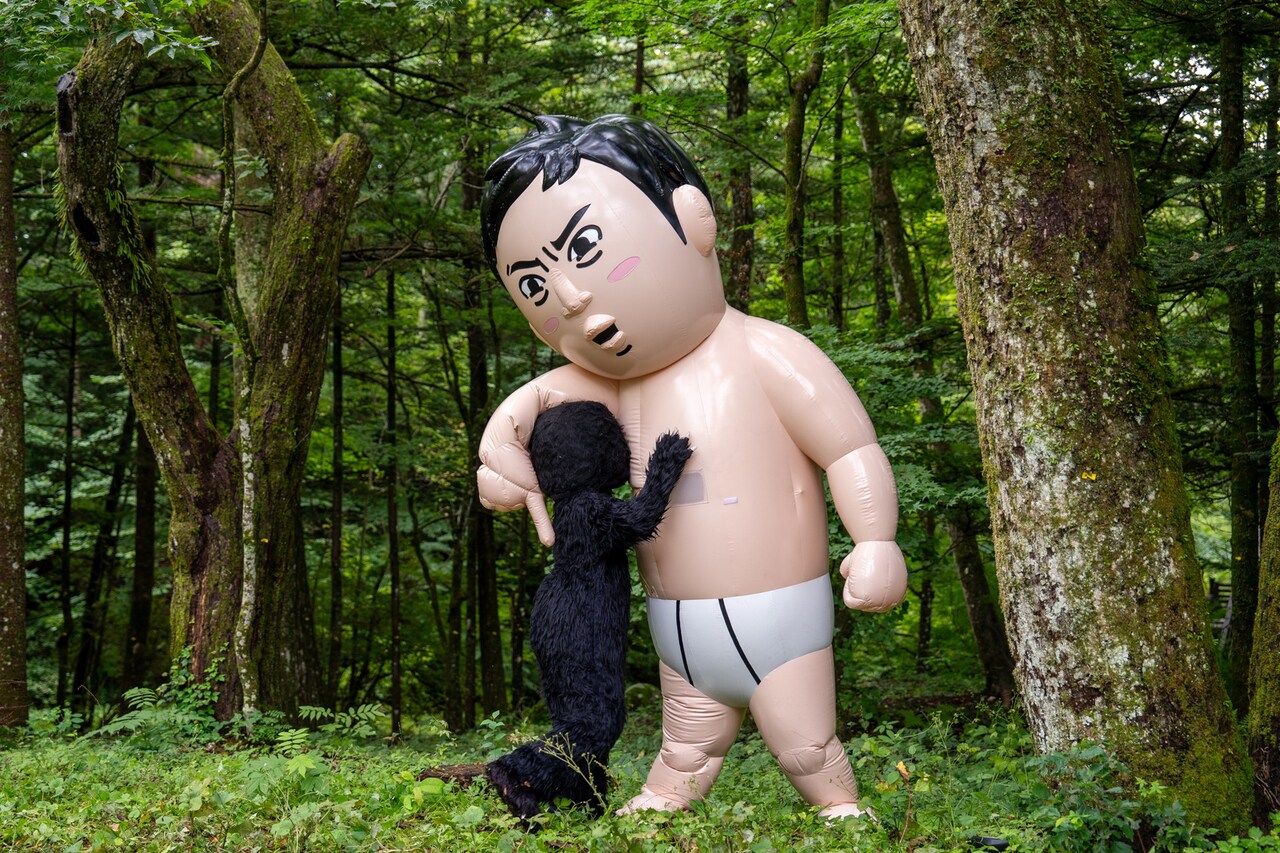 ジャンボ尾形人形、軽井沢の森でクマに襲われピンチ