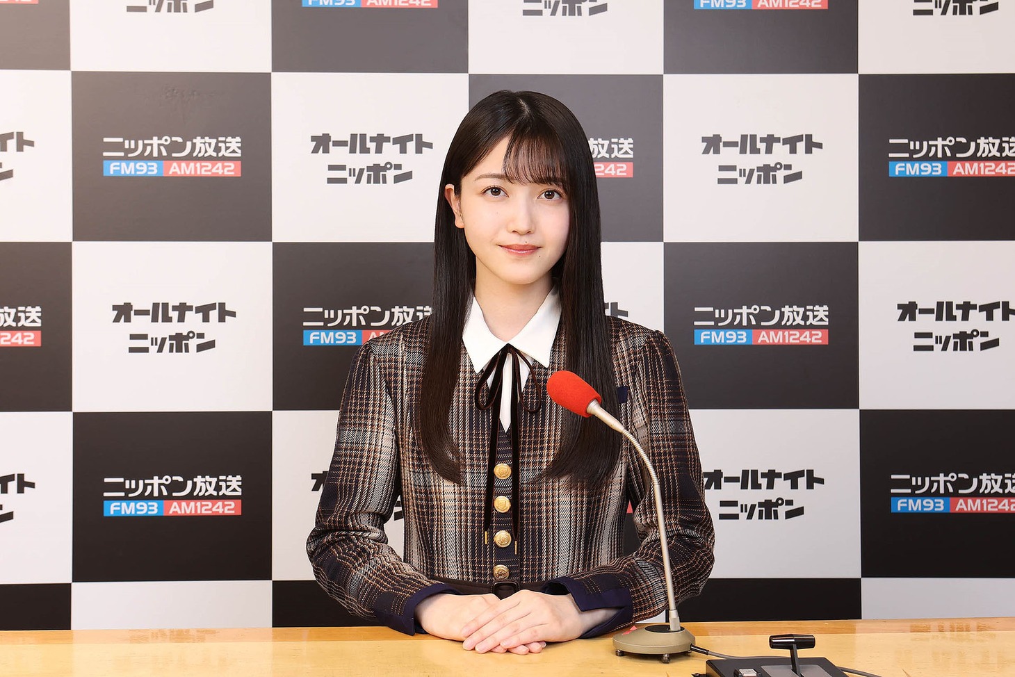 久保史緒里のマイク前写真。