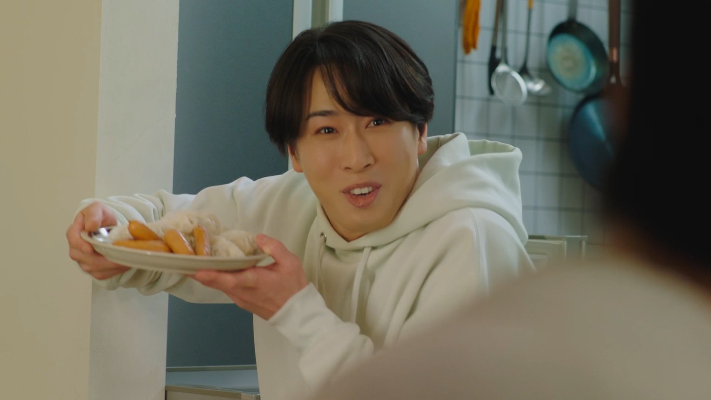 ソーセージと餃子を鍋に入れることを提案する宮舘涼太。