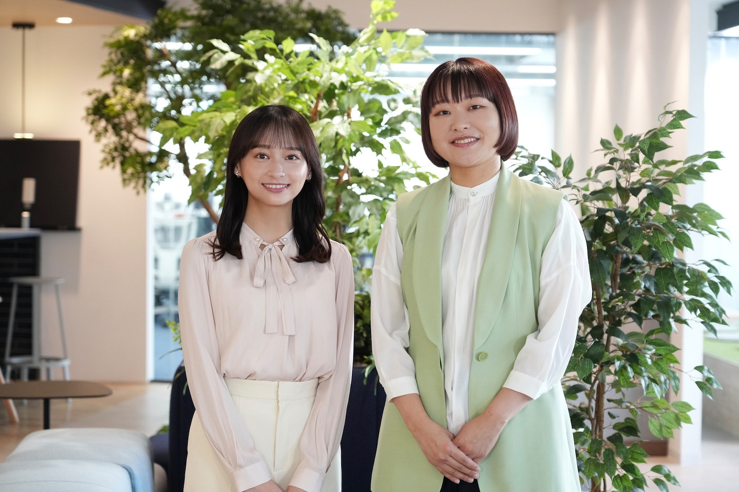 左から影山優佳、吉住。(c)日本テレビ
