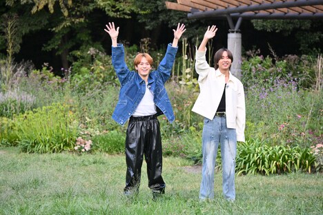 Travis Japanの（左から）松倉海斗、中村海人。(c)TBS