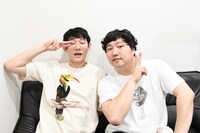 ロングコートダディ。左から、堂前、兎。