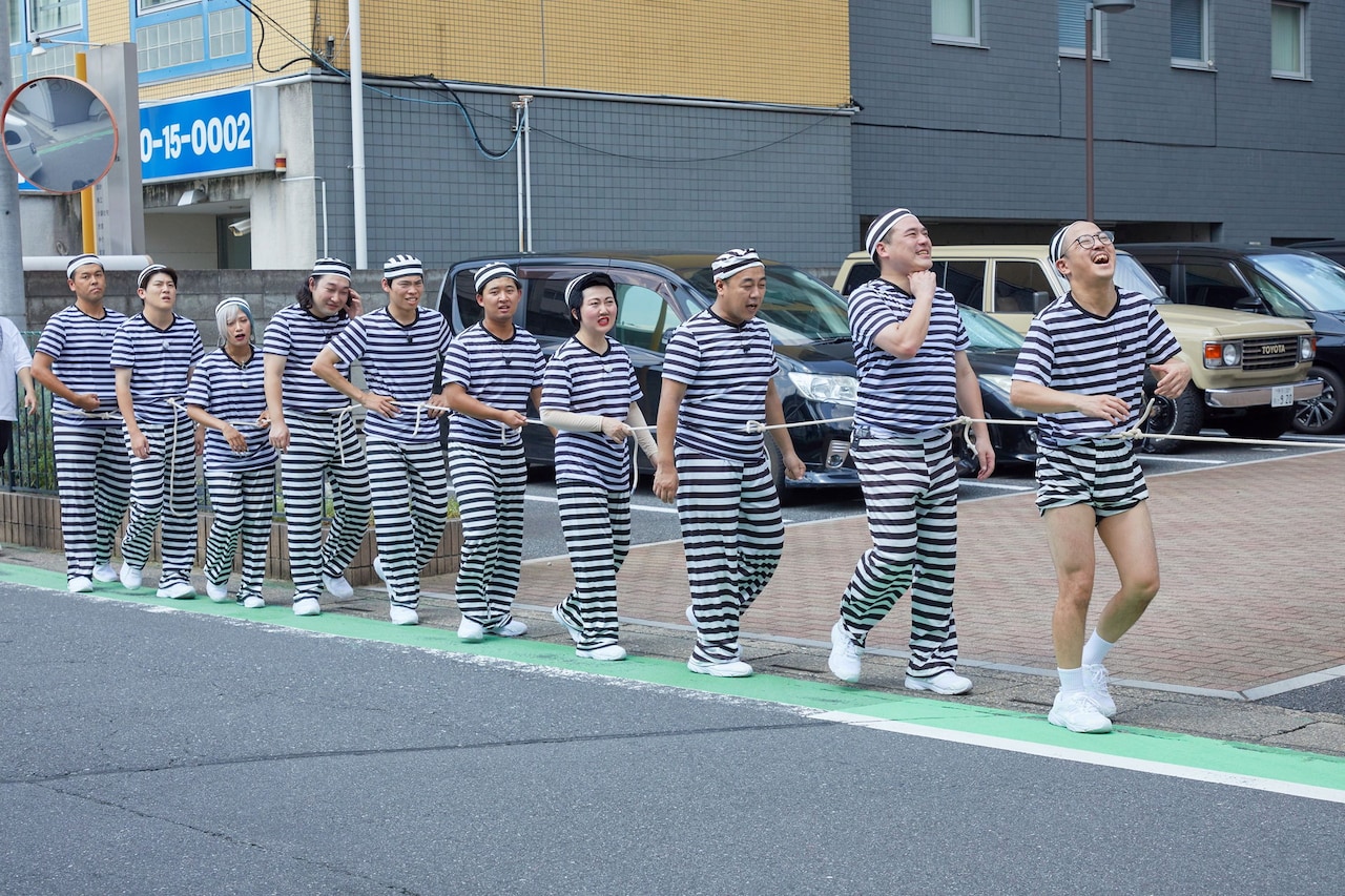 紐で括られた芸人10名が団体芸で笑いをとる、ネプチューン堀内MC特番