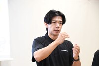 リニューアルポイントを説明するマヂカルラブリー・野田クリスタル。