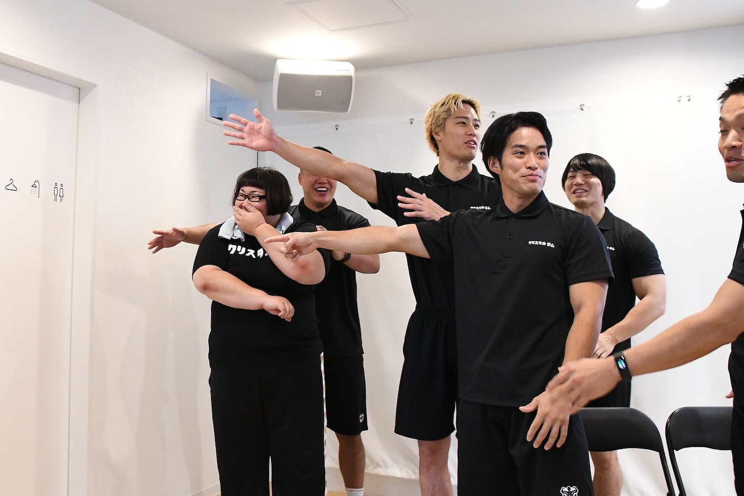 登場時、扉に腕をぶつけてしまったメイプル超合金・安藤なつ。