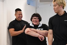 扉に腕をぶつけてしまったメイプル超合金・安藤なつをケアするしんや（左）。