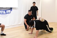 安藤なつに「しんや流ラグビー」を厳しく教えるしんや。