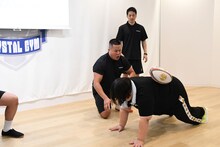 安藤なつに「しんや流ラグビー」を厳しく教えるしんや。