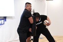 しんやにタックルを習う安藤なつ。