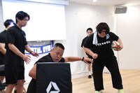 習ったタックルでしんやを吹っ飛ばす安藤なつ。