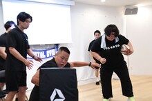 習ったタックルでしんやを吹っ飛ばす安藤なつ。