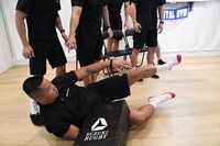 安藤なつに吹っ飛ばされるしんや。