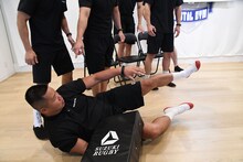 安藤なつに吹っ飛ばされるしんや。