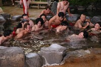 「露天風呂でだるまさんが転んだ」のワンシーン。(c)テレビ朝日