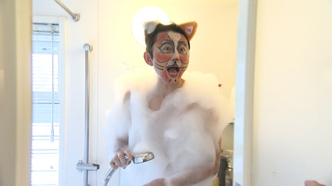 さらば青春の光・森田宅の風呂に出没した猫男爵。(c)テレビ朝日