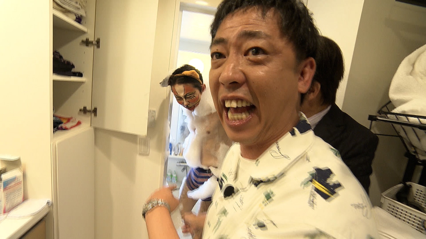 自宅に猫男爵が現れたときの、さらば青春の光・森田。(c)テレビ朝日