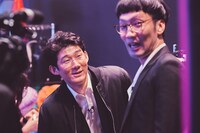 「THEゴールデンコンビ」に挑むロングコートダディ堂前と男性ブランコ平井。