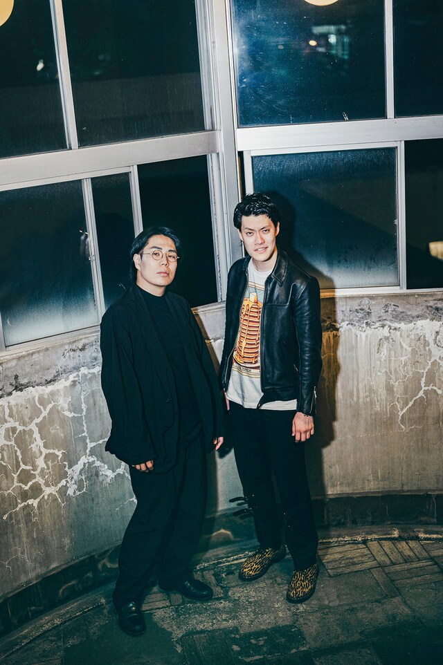 左から令和ロマン・髙比良くるま、霜降り明星・粗品。