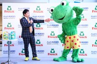 霜降り明星せいや（左）とフロッシュのマスコットキャラクター（右）。