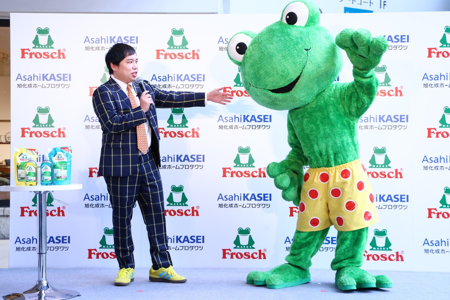 霜降り明星せいや（左）とフロッシュのマスコットキャラクター（右）。