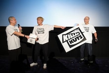 左から上田航平、お見送り芸人しんいち、みなみかわ。