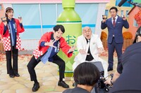 左から王林、松山ケンイチ、錦鯉。