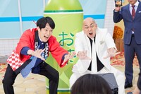 左から松山ケンイチ、錦鯉・長谷川。