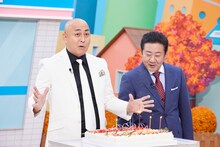 撮影中に誕生日を祝われる錦鯉・長谷川（左）。