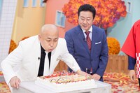 撮影中に誕生日を祝われる錦鯉・長谷川（左）。