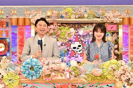 「オールスター後夜祭'24秋」MCの(左から)有吉弘行、高山一実。(c)TBS