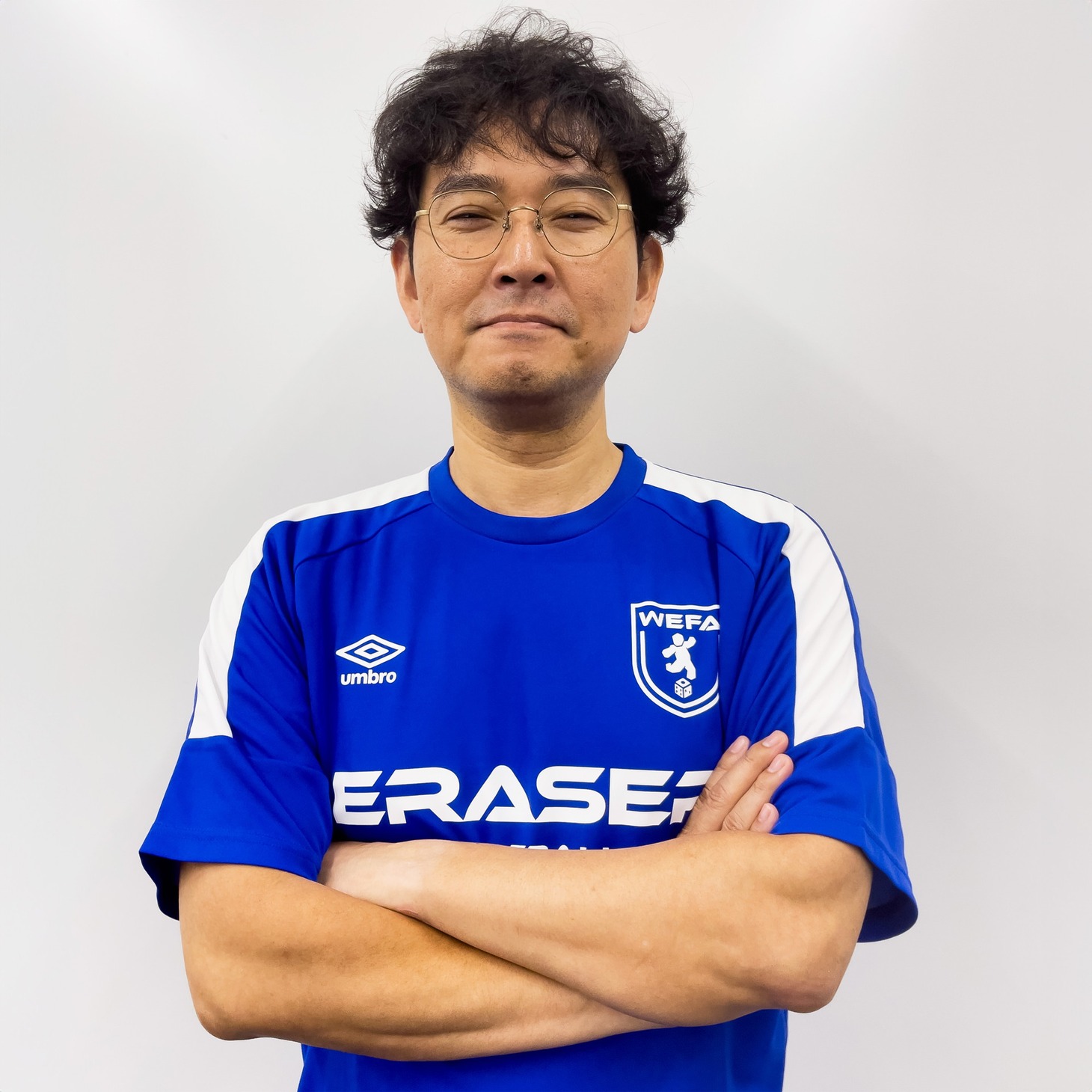 「消しサカ ユニフォーム」を着用したナイツ土屋。