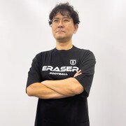 「消しサカ Tシャツ」を着用したナイツ土屋。