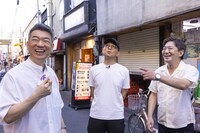 左から橋下徹、的場浩司、メッセンジャー黒田。(c)テレビ大阪