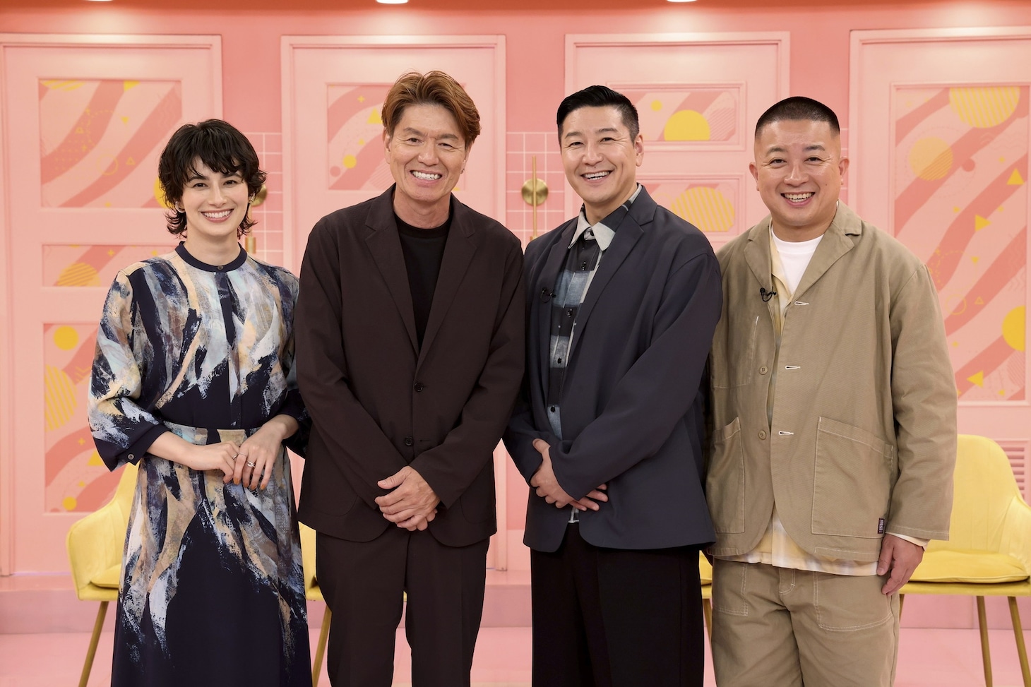 「ザ・共通テン！」に出演する（左から）ホラン千秋、ヒロミ、チョコレートプラネット。(c)フジテレビ