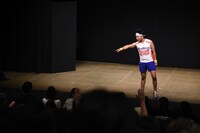 観客を指名するサンシャイン池崎。